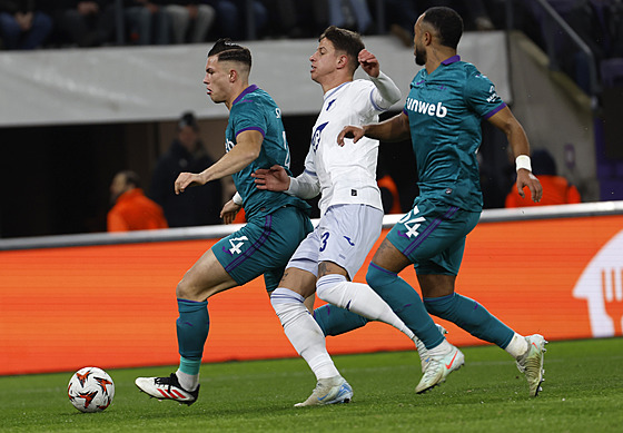 Adam Hlo�ek z Hoffenheimu v sev�ení dvou hrá�� Anderlechtu, vlevo je Jan-Carlo...