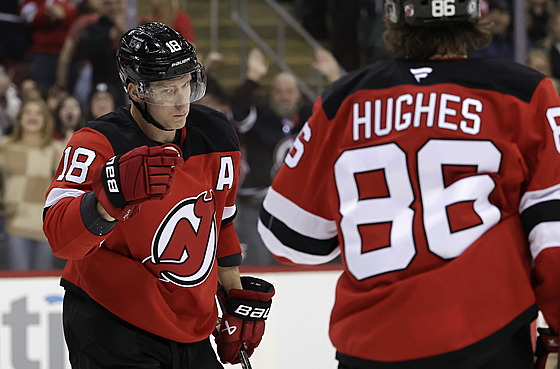 Ond�ej Palát a Jack Hughes z New Jersey Devils slaví gól proti Philadelphia...
