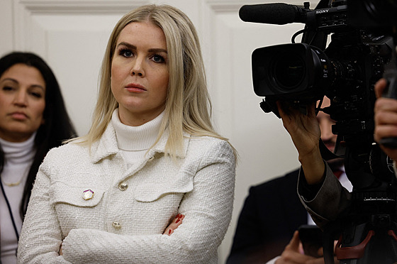Karoline Leavittová sleduje Donalda Trumpa b�hem podepisování exekutivních...