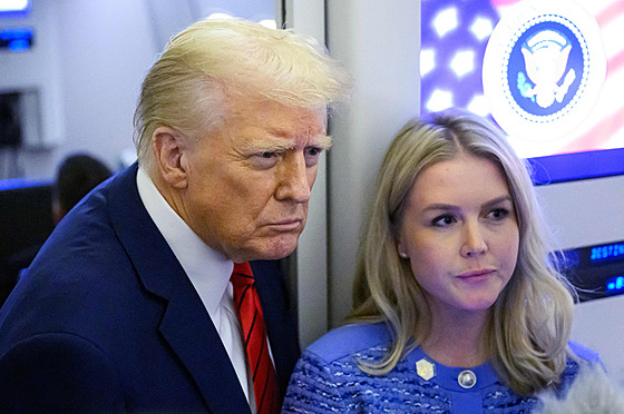 Donald Trump a Karoline Leavittová na palub� Air Force One (28. ledna 2025)