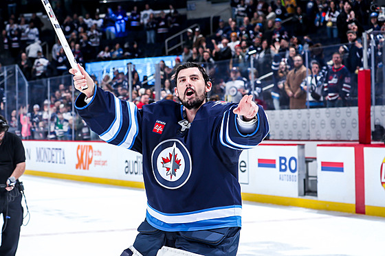 Hvzdný americký gólman Connor Hellebuyck táhne v NHL Winnipeg.