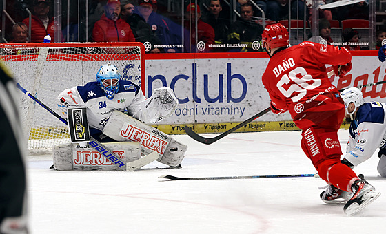 Tinecký útoník Marko Dao stílí do brnnského brankáe Michala Postavy.