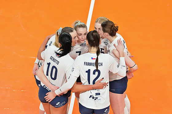 Hrá�ky Olomouce slaví bod.