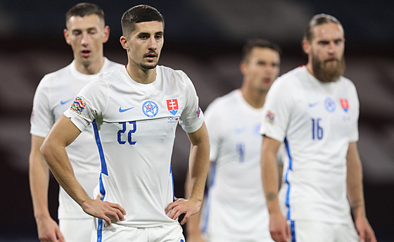 Zklamaní sloven�tí fotbalisté po porá�ce ve Skotsku v Lize národ�. V pop�edí...