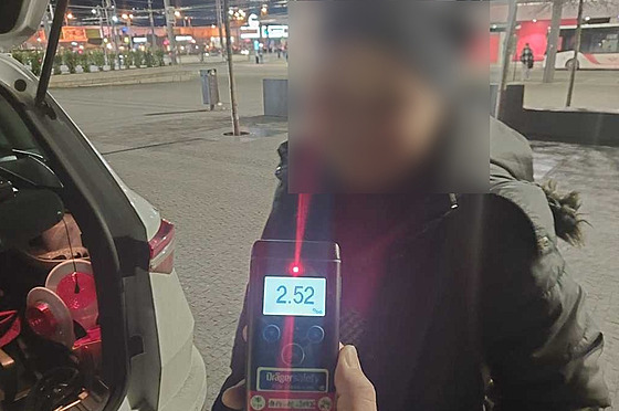 Zbloudilá seniorka v Pardubicích nadýchala lehce p�es dv� a p�l promile. (30....