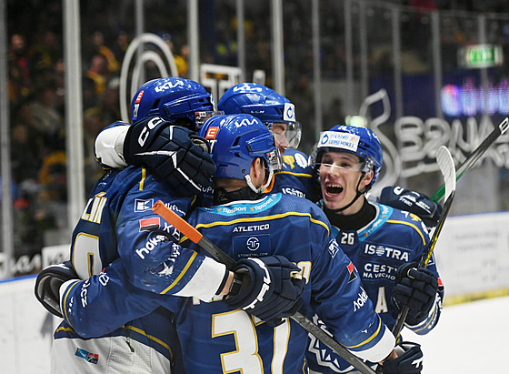 Kladen�tí hokejisté slaví gól v zápase s Litvínovem.