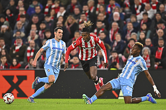 K�ídelník Bilbaa Nico Williams se probíjí obranou Plzn�.