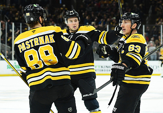 David Pastr�ák (88), Charlie McAvoy (73) a Brad Marchand (63) slaví gól Boston...