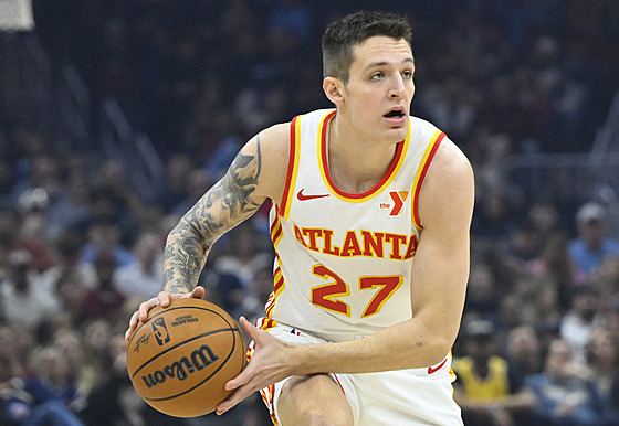 Vít Krej�í z Atlanta Hawks kontroluje mí�.