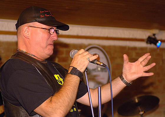 Bluesman Ivan Hajni�, n�kdej�í zp�vák �eské psychedelické skupiny The...