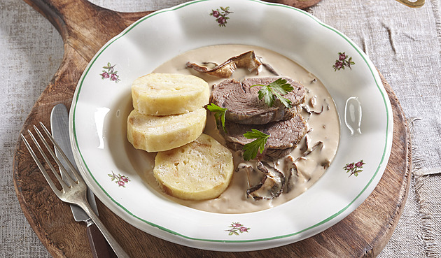 Houbová omáčka s hovězím masem: Recept se sušenými houbami a smetanou