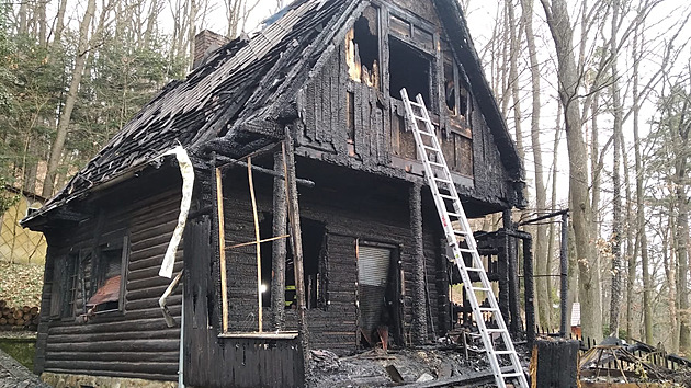 Pi poáru chaty ve Zlín-Prtném zemeli dva lidé. (leden 2025)