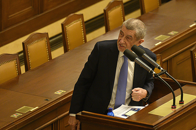 „Západ, nebo Východ“? Cynická hra Fialovy vlády o přežití