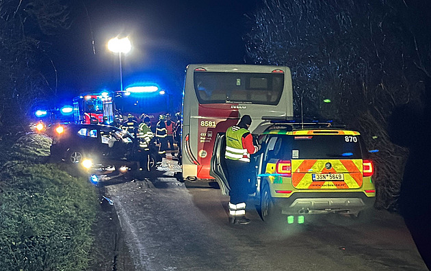 Na Kolínsku se srazil autobus s osobním vozem. Řidič auta čelní náraz nepřežil