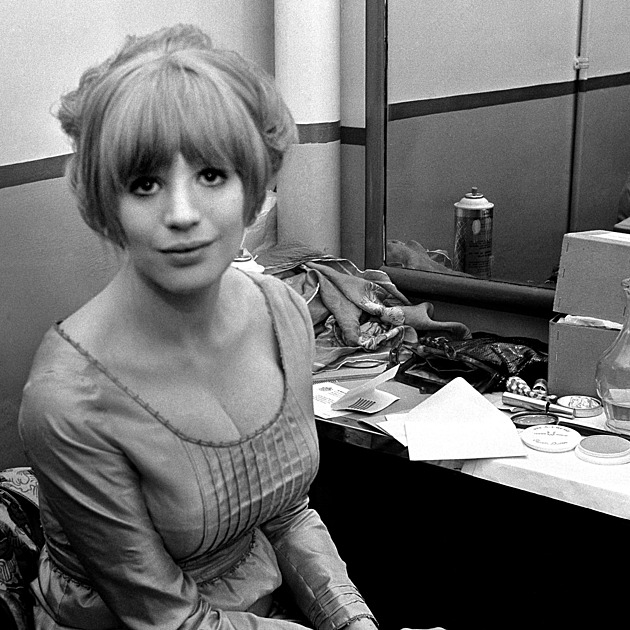 Z výsluní k heroinu a prostituci a zase zpět. Krásný hlas a složitý příběh Marianne Faithfullové