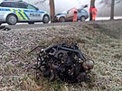 Motor z auta, kter� narazilo do stromu, odlet�l na druhou stranu silnice.