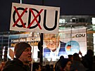 Lidé protestují v N�mecku p�ed sídlem K�es�anskodemokratické unie (CDU). (30....