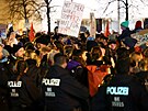 Lidé protestují v N�mecku p�ed sídlem K�es�anskodemokratické unie (CDU). (30....