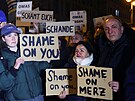 Lidé protestují v N�mecku p�ed sídlem K�es�anskodemokratické unie (CDU). (30....