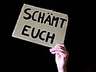 Lidé protestují v N�mecku p�ed sídlem K�es�anskodemokratické unie (CDU). (30....