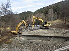 Nedaleko Cihelen demoluje �editelstv� silnic a d�lnic dal�� most p�es Teplou....