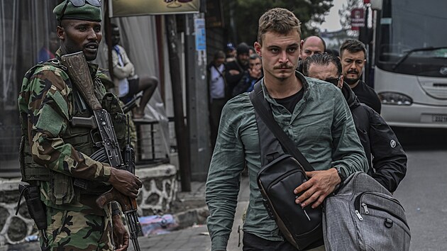 Goma. Rumun�t� �old�ci pod dohledem rebel� z milice M23 opou�t�j� �zem� Demokratick� republiky Kongo. (29. ledna 2025)