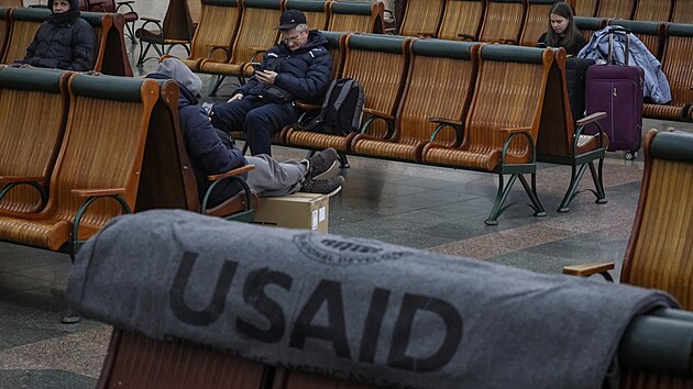 Deka s logem USAID v �ek�rn� kyjevsk�ho n�dra�� b�hem jednoho z nekone�n�ch v�padk� proudu (25. listopadu 2022)