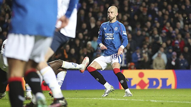 Václav �erný z Rangers dává gól v utkání proti Royale Union.