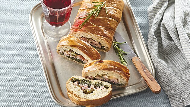 Slaný závin s uzeným masem a penátem