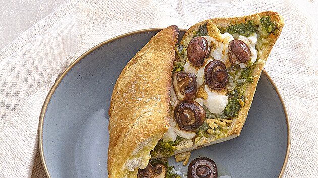 Kupavá focaccia se ampiony a sýrem