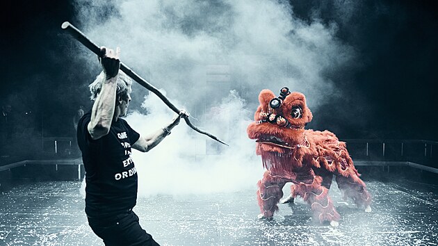 David Pracha� b�hem obl�kan� zkou�ky pro divadeln� hru Privatizace v N�rodn�m divadle