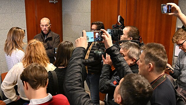 Brn�nsk� prim�torka Mark�ta Va�kov� (vlevo) p�ed novin��i u M�stsk�ho soudu v Brn�, kter� pokra�oval v p��padu p�id�lov�n� obecn�ch nebytov�ch prostor. (30. ledna 2025)