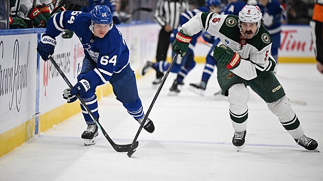 David K�mpf z Toronto Maple Leafs a Jake Middelton z Minnesota Wild sp�chaj� za pukem.