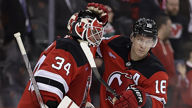 Brank�� Jake Allen a �to�n�k Ond�ej Pal�t z New Jersey Devils se zdrav� po z�pase.