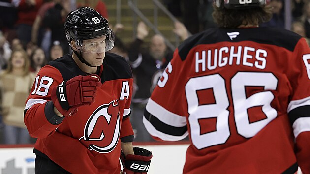 Ond�ej Pal�t a Jack Hughes z New Jersey Devils slav� g�l proti Philadelphia Flyers.