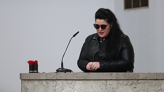 Ve stra�nick�m krematoriu v Praze se lid� naposledy lou�� s hudebn�m producentem a skladatelem Petrem Hannigem. Na sn�mku Leona �enkov�. (31. ledna 2025)