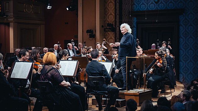 Sir Simon Rattle a �lenov� �esk� filharmonie na koncert� v Rudolfinu
