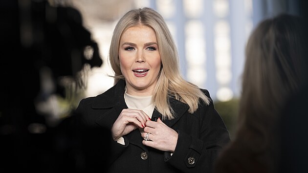 Karoline Leavittov� se p�ipravuje na rozhovor pro Fox News (22. ledna 2025)