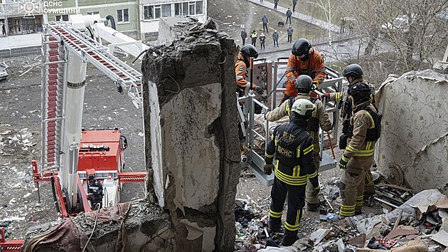 Z�chran��i hledaj� osoby v trosk�ch obytn�ho domu po dronov�m �toku. (30. ledna 2025)