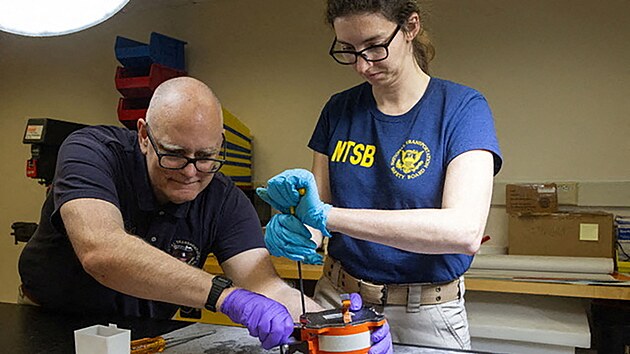 Vyetovatel NTSB pracuj na ern skce letu American Eagle 5342, kter se srazil s vrtulnkem. (31. ledna 2025)