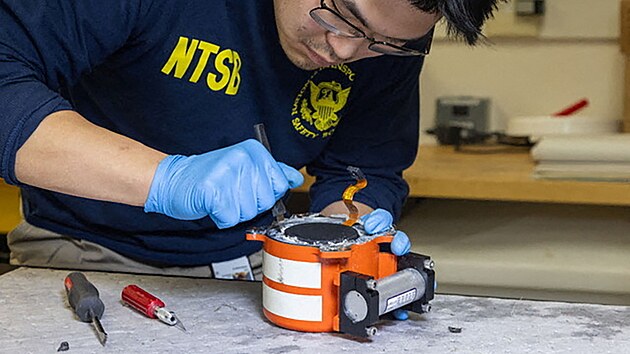 Vyetovatel NTSB pracuj na ern skce letu American Eagle 5342, kter se srazil s vrtulnkem. (31. ledna 2025)