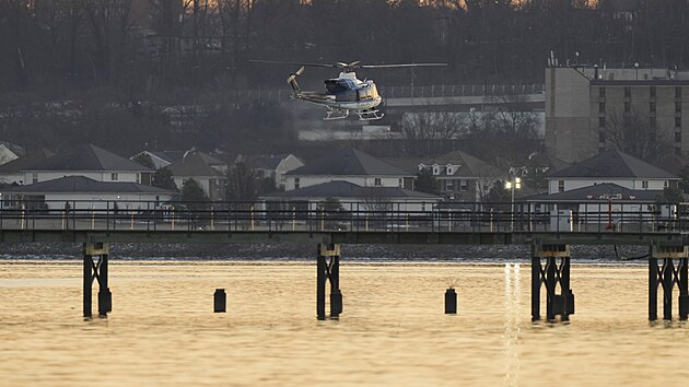 Letadlo se ve Washingtonu srazilo s vrtuln�kem, spadly do �eky. (30. ledna 2025)
