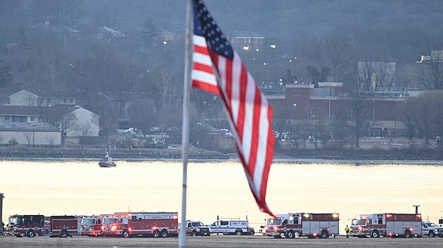 Letadlo se ve Washingtonu srazilo s vrtuln�kem, spadly do �eky. (30. ledna 2025)