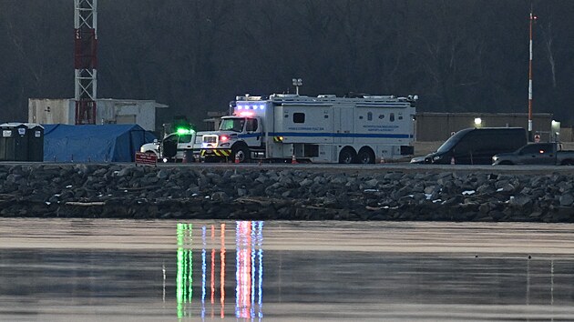 Letadlo se ve Washingtonu srazilo s vrtuln�kem, spadly do �eky. (30. ledna 2025)