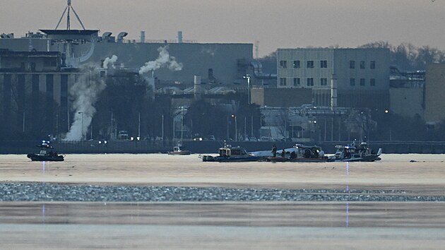 Letadlo se ve Washingtonu srazilo s vrtuln�kem, spadly do �eky. (30. ledna 2025)