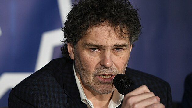 Jarom�r J�gr na tiskov� konferenci v�novan� prodeji Kladna.