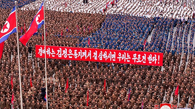 Severokorejský v�dce Kim �ong-un p�edsedá ceremonii úderné brigády mláde�e...