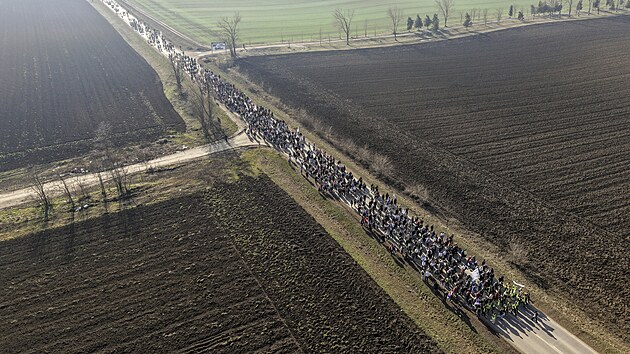 Srb�t� demonstranti pokra�uj� v cest� do m�sta Novi Sad, kde se cht�j� dom�hat potrest�n� �initel� odpov�dn�ch za listopadov� p�d betonov�ho p��st�e�ku. (31. ledna 2025)