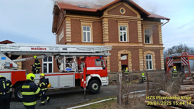K poru v podkrov bval ndran budovy v Plenicch na Plzesku vyjelo pt hasiskch jednotek. Zsah trval pes tyi hodiny. (30. ledna 2025)