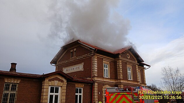 K poru v podkrov bval ndran budovy v Plenicch na Plzesku vyjelo pt hasiskch jednotek. Zsah trval pes tyi hodiny. (30. ledna 2025)